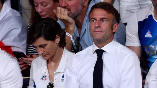 Emmanuel Macron et une collaboratrice lors d'un événement public.