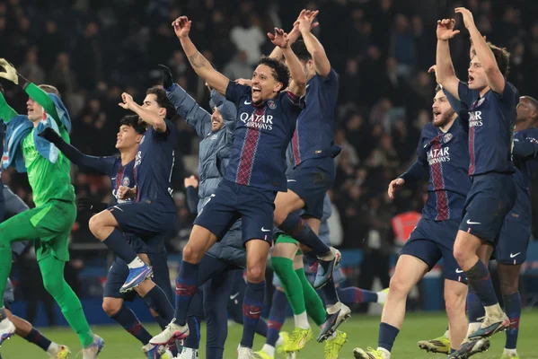 La collective du PSG célèbre le renversement face à Monaco (2-3)