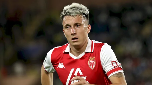 Aleksandr Golovin portant le maillot de l'AS Monaco sur un terrain.
