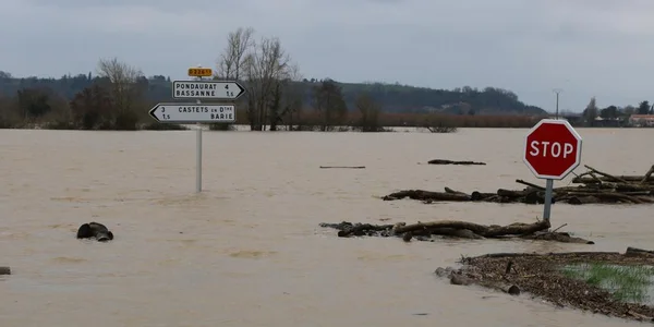 Panneaux routiers submergés lors des inondations en Gironde et Lot-et-Garonne