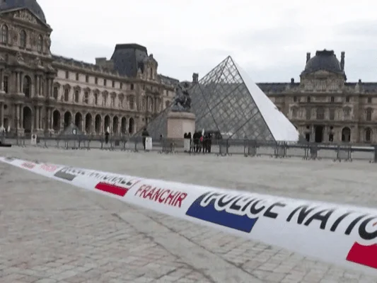 Ruban de sécurisation de la Police nationale devant la pyramide du Louvre.