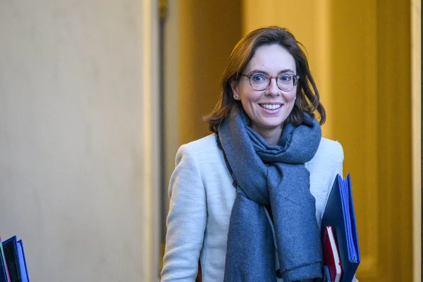 Amélie de Montchalin se rendant à la Cour des comptes, dossier en main.