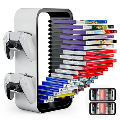 Une rangée de boîtes de console de jeu vidéo empilées dans un magasin désert et éclairé de manière vacillante