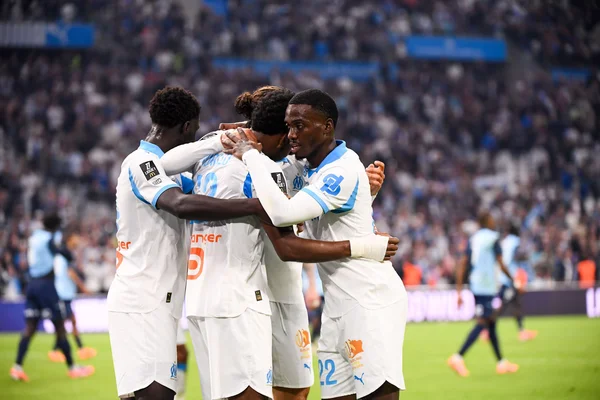 Les joueurs marseillais regroupés en célébration sur la pelouse