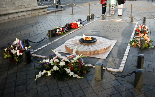 La flamme du Soldat Inconnu sous l'Arc de Triomphe
