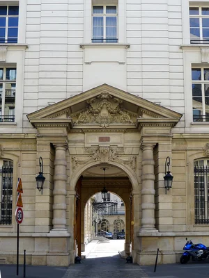 Façade de l'immeuble parisien où Jeffrey Epstein possédait un appartement luxueux.