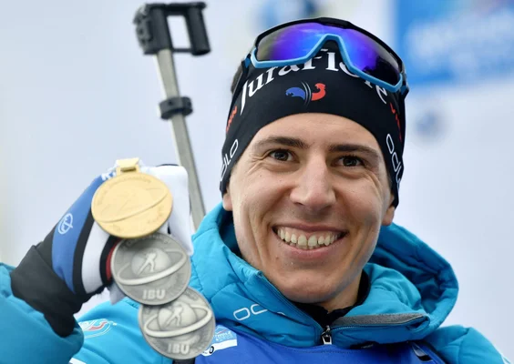 Quentin Fillon Maillet célébrant ses médailles remportées lors des JO 2022 à Pékin.