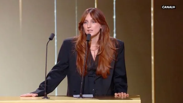 Alison Wheeler fait jubiler la salle avec ses vannes sur l'Abbé Pierre et Jack Lang aux César 2026.