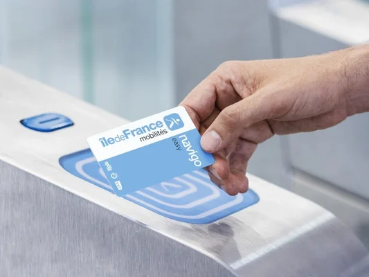 Une carte Navigo Easy présentée sur un lecteur de titres de transport.