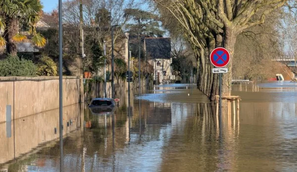 Une rue inondée dans le Maine-et-Loire placé en vigilance rouge crues.