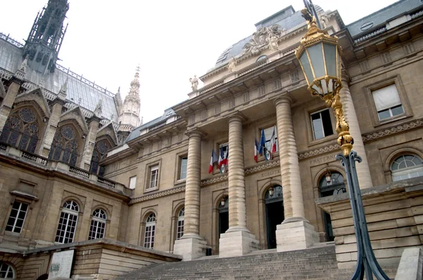L'entrée du Palais de justice de Paris par la cour du Mai, où se tiennent les audiences