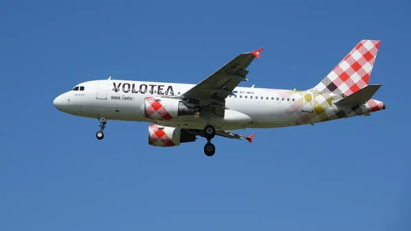 Un avion commercial Volotea en vol assurant la liaison entre Limoges et Paris