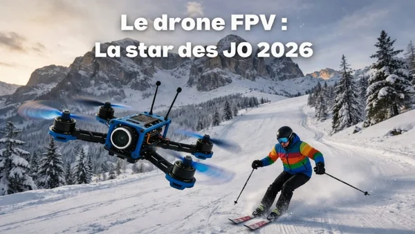 Un skieur dévalant une piste enneigée accompagné d'un drone FPV bleu lors des JO 2026.