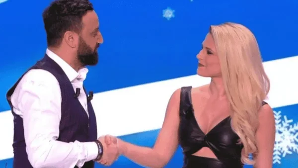 Cyril Hanouna et Kelly Vedovelli se serrent la main lors d'un événement.