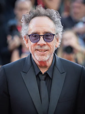 Tim Burton, réalisateur de la série Mercredi, au Festival de Venise.