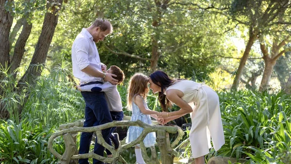 Harry, Meghan et leurs deux enfants Archie et Lilibet en photo de famille.