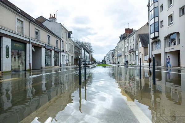Une rue inondée à Angers avec des passants sur les trottoirs