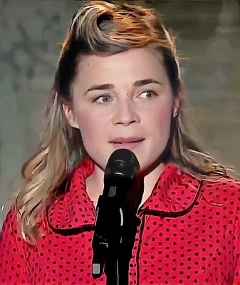 Blanche Gardin en représentation sur scène.