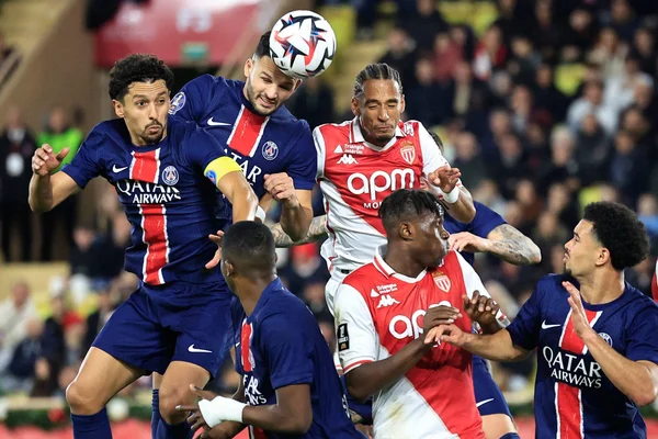 Des joueurs du PSG et de l'AS Monaco sautent pour un ballon aérien.