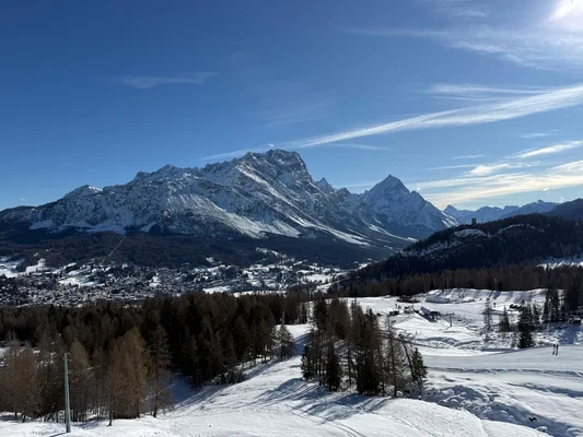 Paysage enneigé de la ville de Cortina d'Ampezzo