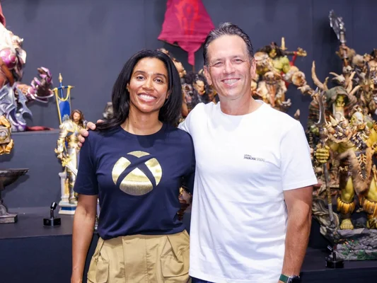 Phil Spencer et Sarah Bond, figures emblématiques de Xbox, posent ensemble lors d'un événement