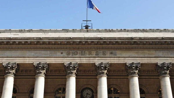 La façade de la Bourse de Paris avec son drapeau tricolore et ses colonnes néoclassiques