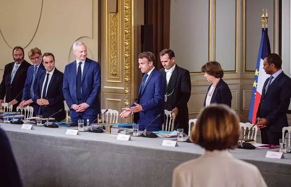 Emmanuel Macron et son équipe lors d'une conférence de presse.