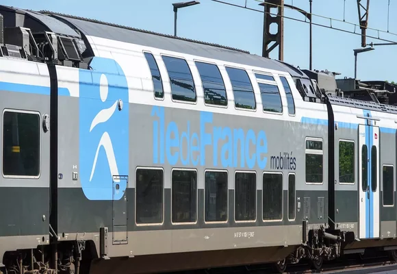 Une rame de train affichant le logo Île-de-France mobilités.