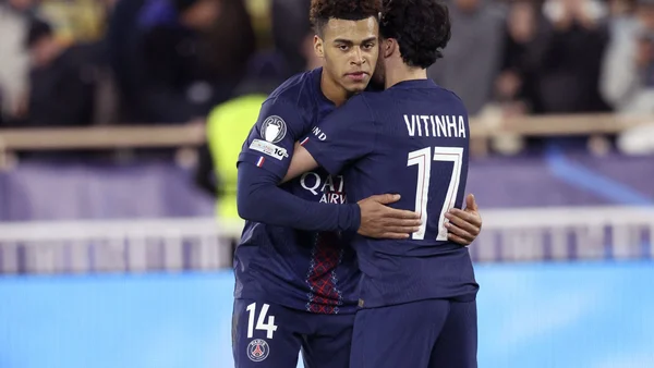 Deux joueurs du Paris Saint-Germain s'étreignent, dont Vitinha portant le numéro 17.