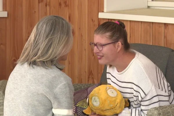 Illustration 3D d'un cerveau aux connexions lumineuses symbolisant l'activité électrique neuronale.