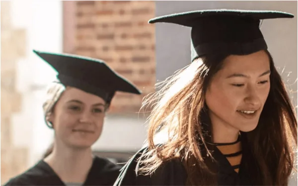 Étudiant réfléchissant à son orientation universitaire