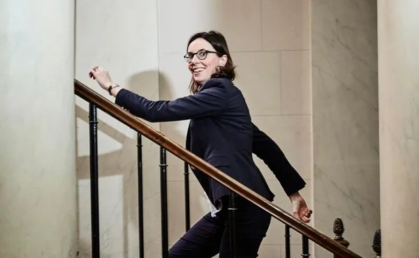 Amélie de Montchalin se rendant à une conférence officielle