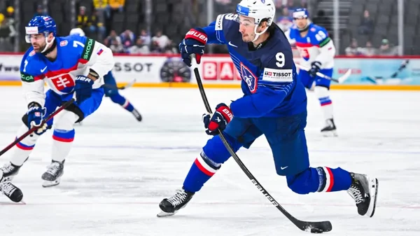 Les hockeyeurs français en action lors d'un match, rêvant de créer la surprise.