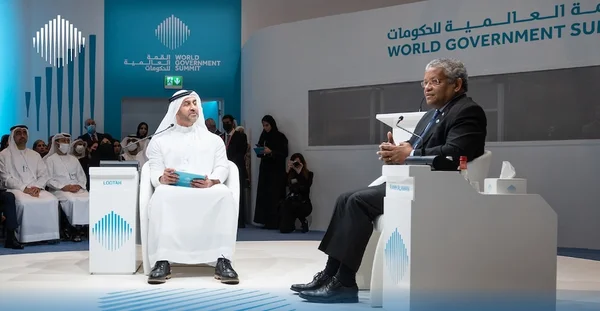 Le bâtiment futuriste du Sommet des gouvernements mondiaux à Dubaï avec une foule de participants.