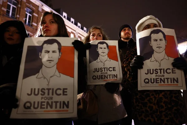 Participants à la marche pour Quentin Deranque réclamant justice.