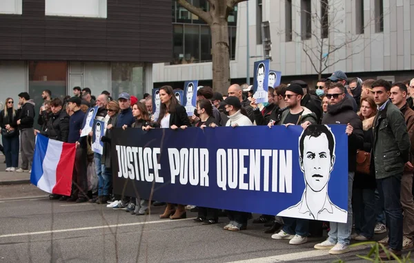 Porteurs de la bannière Justice pour Quentin lors de la marche