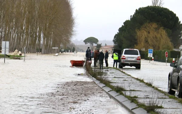 À Marmande, les secours interviennent sur une route inondée