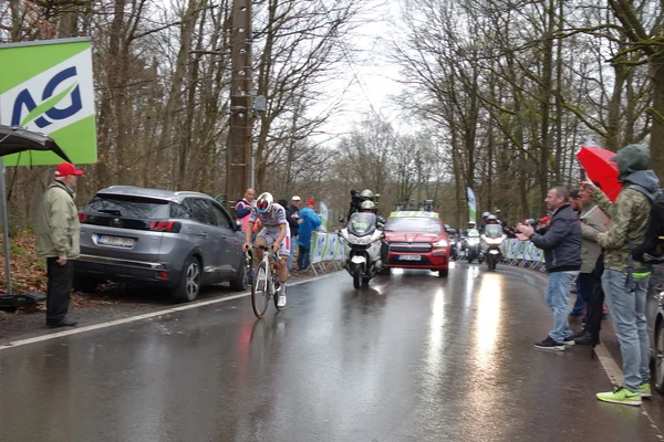Mathieu van der Poel en maillot arc‑en‑ciel sautant une haie en cyclo‑cross.