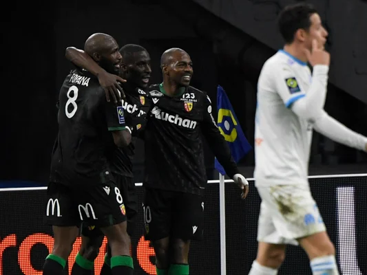 Les joueurs du RC Lens célèbrent leur victoire pendant que l'OM s'enfonce dans la crise