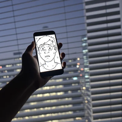 Premier plan d'une main tenant un smartphone dans une pièce sombre, la lumière de l'écran illumine un visage anxieux, flou d'arrière-plan urbain la nuit