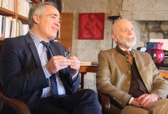 Portrait jeune de Renaud Camus, écrivain.