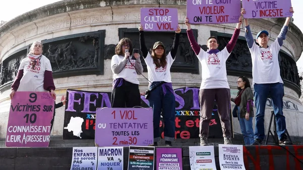 Des manifestants avec des banderoles 'Stop culture du viol' à Paris.