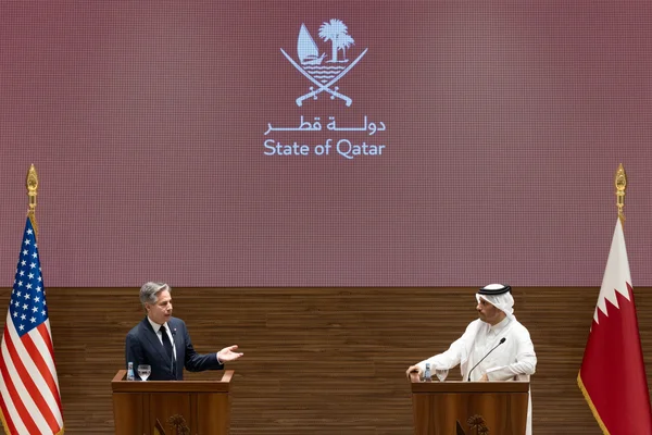 Le Premier ministre qatari Mohammed bin Abdulrahman Al Thani lors d'une conférence de presse commune à Doha en octobre 2024.