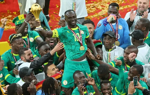 Célébration des joueurs sénégalais avec le trophée aurifère après leur victoire.