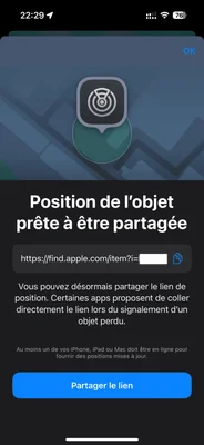 Un traqueur d'objet Android attaché à un trousseau de clés.