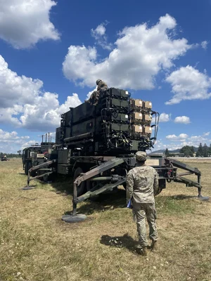Batterie Bravo du 5e bataillon du 7e régiment d'artillerie de défense aérienne effectuant des évaluations en Slovaquie.
