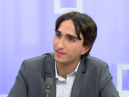 Ewan Corinaldesi, nouvel élu des Alpes-Maritimes, s'exprime au micro.