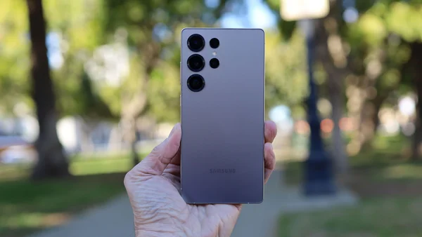 Le Galaxy S26 Ultra tenu en main, dévoilant son design et ses modules photo.