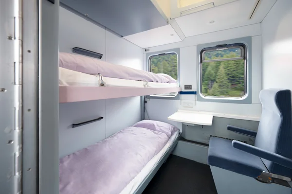 L'intérieur confortable d'un compartiment de train avec couchettes.