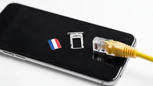 Smartphone avec carte SIM français et câble Ethernet